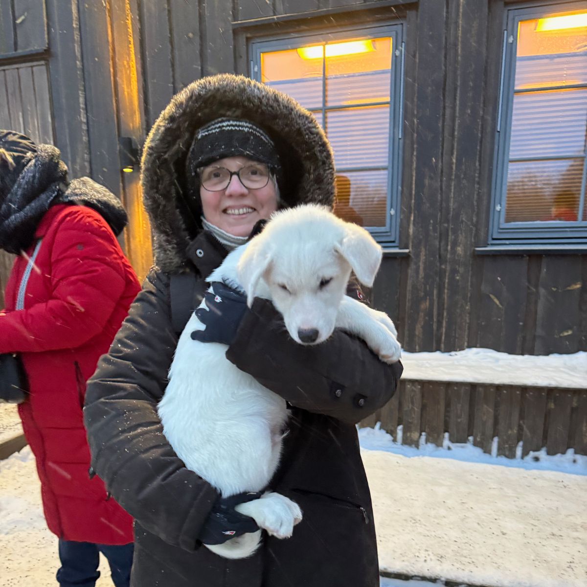 Welpen kuscheln Sabine-von-Osenbrueggen-travelhygge-reiseblog-fuer-frauen