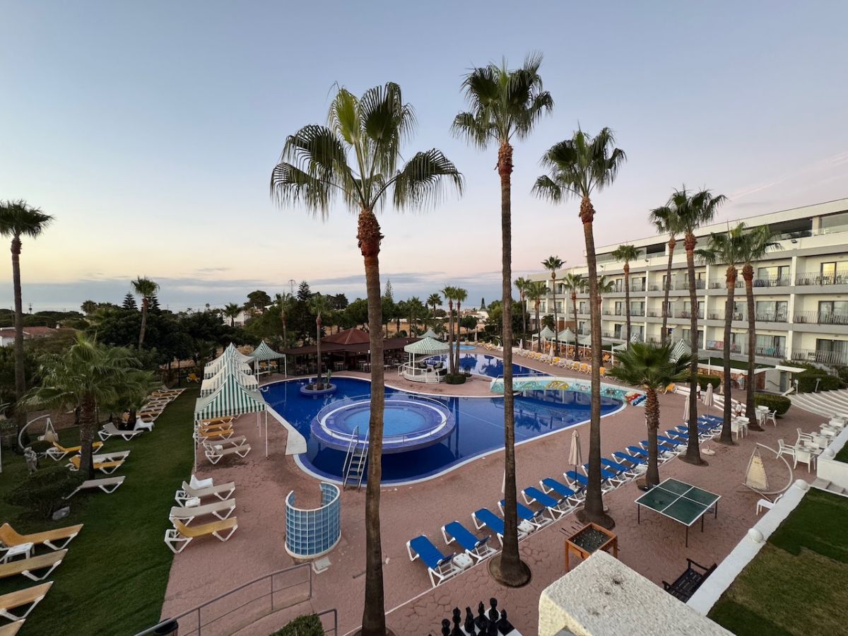 Tag 1 Blick aus dem Hotel aufs Meer und Pool